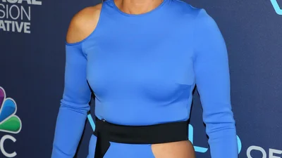 На червону доріжку в дірявому платті: Дженніфер Лопес шокувала публіку