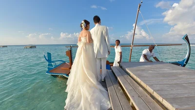 Фото вражають: у США наречені зіграли весілля на дні океану