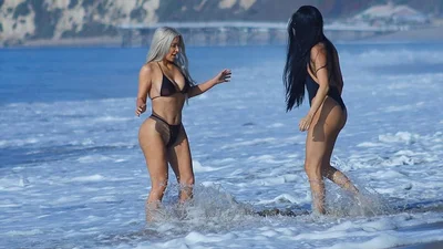 Барби с Малибу: Ким Кардашьян демонстрирует упругое тело на пляже