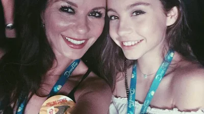 Кетрин Зета-Джонс впервые показала взрослую дочь звездному бомонду