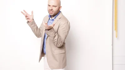 Слава Демин стал мушкетером и спел