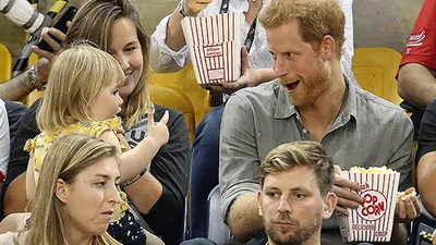 Відео дня: маленька дівчинка вкрала попкорн у принца Гаррі