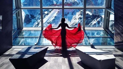 Стихия страны: девушка, путешествуя, делает невероятные фото в платьях