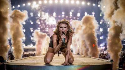 Тейлор Свифт выпустила взрывной клип в образе обнаженной кибер-девушки