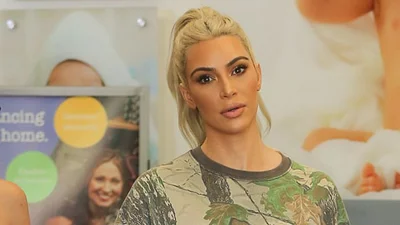 Опять опозорилась: Ким Кардашьян шокировала обвисшими ногами в мини