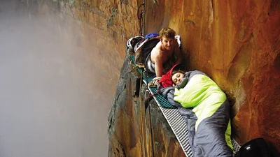 Жизнь на высоте: как смелые туристы отдыхают на верхушках скал