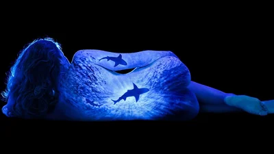 Невероятный ультрафиолетовый боди-арт, который ты доожен увидеть