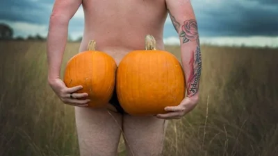 Чоловік влаштував гарячу фотосесію з гарбузами