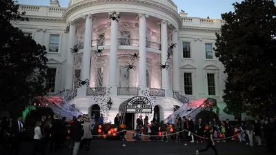 Хэллоуин в Белом доме: как Трамп с женой раздавали конфеты
