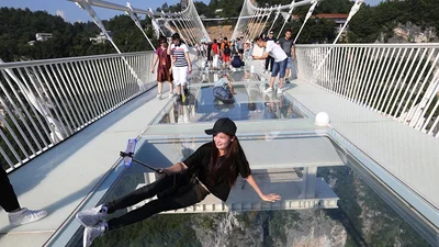 Видео дня: туристов из Китая весело разыграли на мосту
