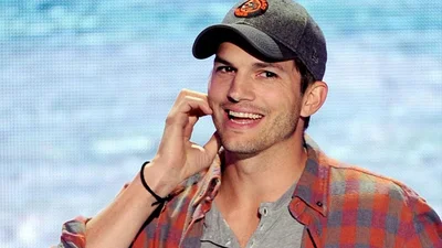 Давно не бачили: Ештон Кутчер засвітив оголений торс на пляжі