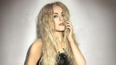 Неожиданно и горячо: певица Alyosha засветила роскошную фигуру в бикини