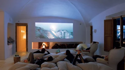 Находчивые студенты превратили общежитие в кинотеатр