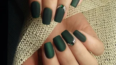 Етюд в зелених тонах: манікюр з головним кольором 2017