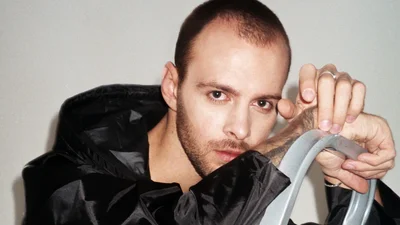 Макс Барських оголив свої принади