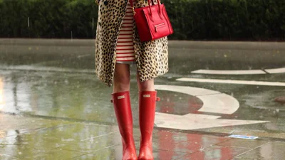 И в дождь, и в снег: 5 стильных образов с резиновыми сапогами