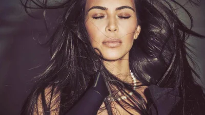 Стильно и откровенно: новая фотосессия Ким Кардашьян покорила сеть