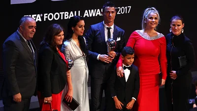 Роналду получил престижную награду и засветился на публике с сыном и беременной подругой