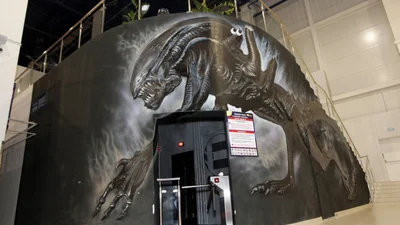 Неудержимые эмоции: забавные фото посетителей комнаты ужасов, которые вас развеселят