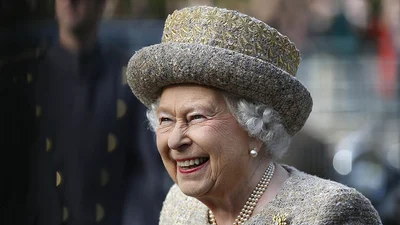 Королева Елизавета II красит ногти только этим цветом 28 лет подряд