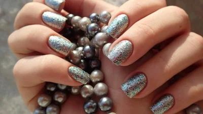 Зима близько: трендовий срібний манікюр подарує святковий настрій