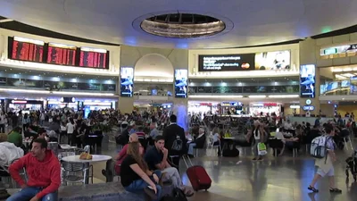 Американец превратил зал ожидания в караоке