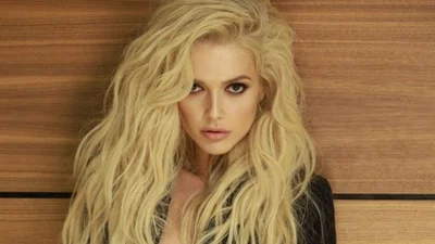 Очей не відвести: Еріка Герцег у приголомшливій червоній сукні