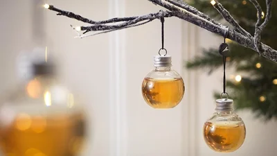 Елочные украшения с алкоголем - именно то, что вам нужно на Рождество