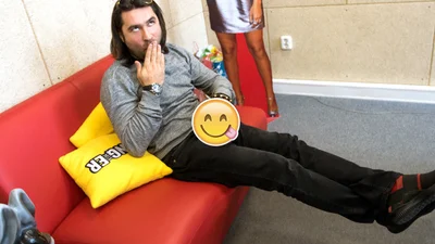 Вгадай, що тримає у руці Женя Фешак та отримуй подарунок