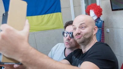 Люкс-тусовка: стебные фото Славы Демина, за которые все его любят