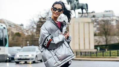 Серебристый космос: в тренде блестящие пуховики-скафандры