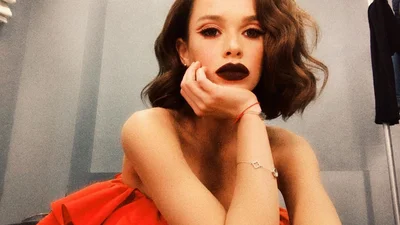 Total red: Мария Яремчук удивила ярким образом