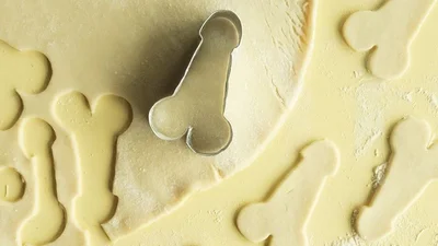 Вульгарно и вкусно: девушка готовит пищу в виде пенисов