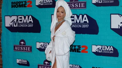 Рита Ора надела на красную дорожку банный халат