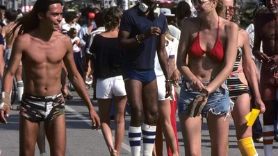 Крихітні бікіні та ролики: пляжний відпочинок молоді у 70-х роках