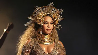 Бейонсе випустила ексклюзивну колекцію різдвяних світшотів та іграшок