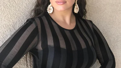 Спокуслива Ешлі Грем показала пишні форми в прозорій сукні