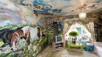 Пенсионерка разрисовала свою квартиру и теперь живет, как в музее