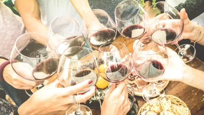 Ученые придумали чудо-чашку, которая превращает воду в вино и в другие напитки