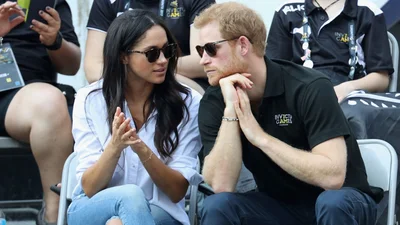 Поцелуи и объятия: принц Гарри и Меган Маркл впервые вместе появились на публике