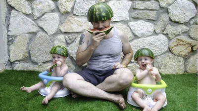 Отец издевается над детьми с помощью фотошопа, и это очень смешно