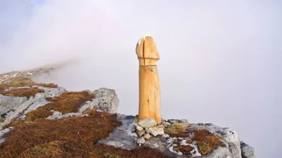 В австрийских горах появилась статуя пениса и никто не понимает, что она там делает