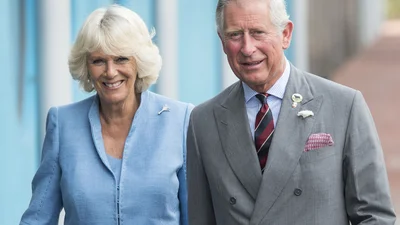 По-королівськи: принц Чарльз демонстративно поцілував герцогиню Каміллу