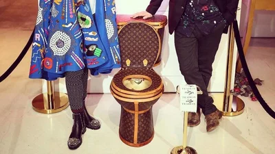 Для богачей: создан туалет из сумок Louis Vuitton