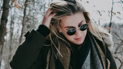 Звезды street style показывают, как правильно носить очки зимой