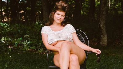Модель plus-size с аппетитными формами обнажилась для Playboy