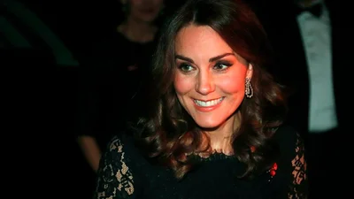Беременная Кейт Миддлтон поразила утонченным образом в облегающем платье