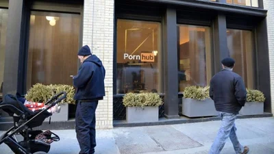 PornHub открыл свой первый магазин и поставил внутри кровать с трансляцией порно