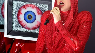 Кэти Перри дала в глаз фанатке во время своего яркого выступления (видео)