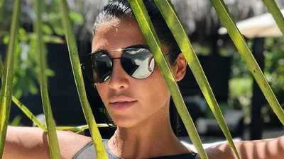 Сексуальная Санта Димопулос показала, что умеет делать своими длинными ногами